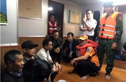 Vụ chìm tàu ở Thừa Thiên - Huế: Hai thuyền viên mất tích đã được cứu vớt, đưa vào bờ an toàn