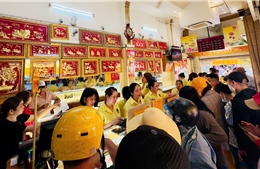 Giá vàng lập kỷ lục toàn cầu, thị trường Việt Nam trước phép thử niềm tin