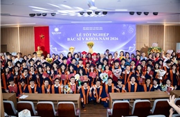 Trường Đại học trao bằng cho khóa bác sĩ y khoa đầu tiên