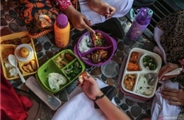 Indonesia: Hàng trăm học sinh bị ốm sau khi ăn bữa trưa miễn phí ở trường