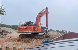 Xử lý phương tiện chở cát không rõ nguồn gốc trên sông Hồng