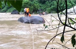 Cứu sống 3 người dân mắc kẹt giữa dòng nước lũ