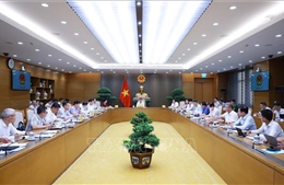 Thủ tướng Chính phủ: Bảo đảm nguồn cung thuốc, thiết bị y tế đầy đủ với giá hợp lý
