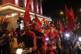 Sắc đỏ tràn ngập phố phường Thủ đô sau chiến thắng của đội tuyển Việt Nam