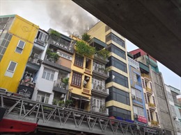 Cháy quán karaoke trên phố Hào Nam, huy động 8 xe cứu hỏa mới dập tắt