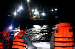 Kịp thời cứu nạn 9 ngư dân lênh đênh trên biển vì tàu hỏng lúc biển động