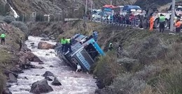 Xe buýt bất ngờ lật đổ, rơi xuống sông làm ít nhất 40 người thương vong