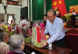 Phó Thủ tướng Trương Hòa Bình thăm, tặng quà Mẹ Việt Nam Anh hùng, gia đình chính sách 
