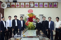 Chủ tịch TP Hà Nội chúc mừng Chánh xứ Giáo xứ Thái Hà Trịnh Ngọc Hiên được tái bổ nhiệm