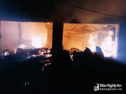 Cháy chợ lúc nửa đêm, gần 10 ki ốt bị thiêu rụi