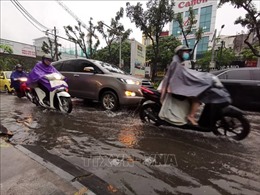 Mưa lớn đầu giờ sáng tại Hà Nội, nhiều nơi ngập, ùn tắc cục bộ