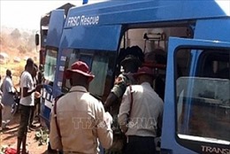 Lật xe buýt ở Nigeria khiến 10 người thiệt mạng