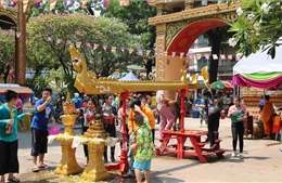 Hấp dẫn các phong tục truyền thống trong ngày Tết Bunpimay của Lào