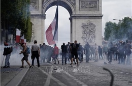 Xung đột giữa cảnh sát Pháp và người biểu tình &#39;Áo vàng&#39; ngay sau lễ diễu binh