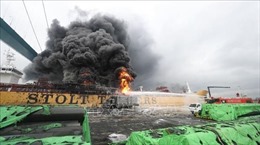  Tàu chở dầu phát nổ, bốc cháy ngút trời làm 9 người bị thương