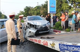  Xe Lexus tông đuôi ô tô Hyundai gây tai nạn liên hoàn, giao thông tắc nghẽn 