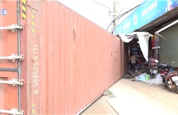 Thùng xe container rơi đè trúng 2 xe máy, 3 người thương vong