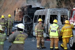 Xe buýt chở 1 gia đình đi nghỉ Giáng sinh tông phải xe tải, 14 người thiệt mạng