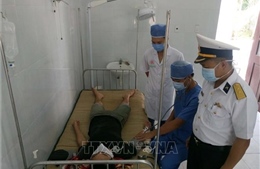 Bác sĩ trên đảo Song Tử Tây cấp cứu thành công cho ngư dân bị tai nạn trên biển