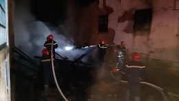 Hỏa hoạn thiêu rụi căn nhà gỗ khoảng 100m2 lúc nửa đêm