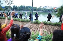 Thủ tướng Nhật Bản Suga Yoshihide đi dạo Hồ Gươm, vẫy tay chào người dân Hà Nội