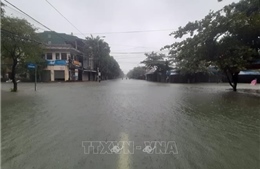 Khôi phục cấp điện tại Hà Tĩnh gặp khó do mưa lũ, ngập diện rộng