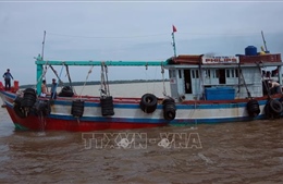 Bộ đội Biên phòng Sóc Trăng tiếp nhận 2 ngư dân gặp nạn trên biển