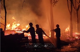 Dập tắt vụ cháy lớn tại cơ sở gỗ hơn 1.000m2 tại Bình Dương