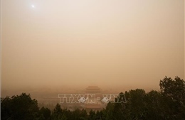 Gió đổi chiều đưa cát, bụi trở lại Bắc Kinh 
