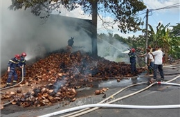 Hỏa hoạn thiêu rụi một phần chỉ xơ dừa trong nhà kho khoảng 500m2