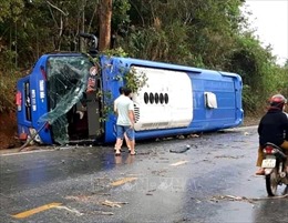 Lật xe khách tại Kon Tum khiến 19 người bị thương