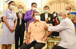 Thủ tướng Thái Lan tiêm chủng vaccine ngừa COVID-19 của AstraZeneca