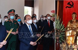 Chủ tịch nước Nguyễn Xuân Phúc dâng hương tưởng nhớ Chủ tịch Hồ Chí Minh 