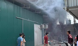 Hà Nội: Lại cháy lớn tại nhà xưởng trên phố Định Công