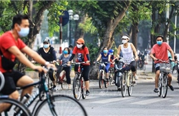 Hà Nội: Người dân vẫn đi bộ, đạp xe tấp nập quanh Hồ Tây 