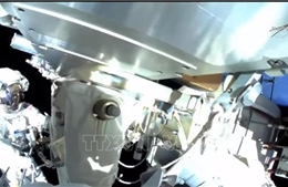 Hai phi hành gia đi bộ ngoài không gian 6 giờ để thay pin cho ISS