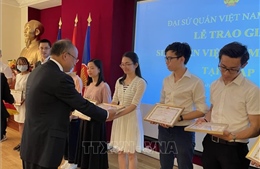 Trao giải thưởng sinh viên Việt Nam xuất sắc tại Pháp