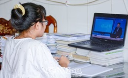 Trao tặng 500 thiết bị học tập trực tuyến cho học sinh đặc biệt khó khăn