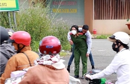 Ấm lòng nữ học viên cảnh sát cõng người dân bị tai nạn trên đường về quê