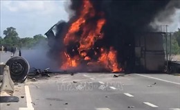 Quảng Trị: Xe tải lao vào dải phân cách rồi bốc cháy dữ dội trên Quốc lộ 1A