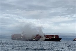 Tàu container bốc cháy, phát tán khí độc ngoài khơi bờ biển Canada