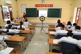 Nghệ An: Học sinh lớp 12 trở lại trường sau gần 3 tháng học trực tuyến