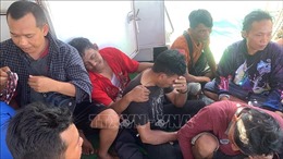Lật thuyền ở ngoài khơi Indonesia khiến hàng chục người mất tích