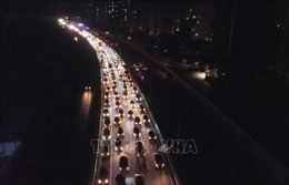 Người dân ùn ùn quay trở lại Hà Nội trong đêm do sợ tắc đường