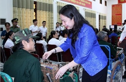  Phó Chủ tịch nước Võ Thị Ánh Xuân thăm, tặng quà thương, bệnh binh tại Nghệ An