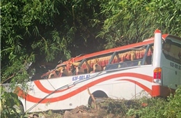 Bình Thuận: Một xe khách rơi xuống đèo làm nhiều người bị thương