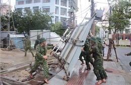 Bão Noru đổ bộ vào Đà Nẵng gây mưa to, làm đổ cây, hất tung nhiều mái nhà