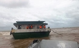 Thái Bình: Bơm, hút dầu từ tàu Hà An 01 để tiến hành trục vớt