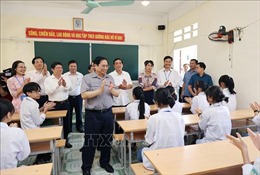 Thủ tướng kiểm tra công tác chuẩn bị năm học mới tại Phú Thọ