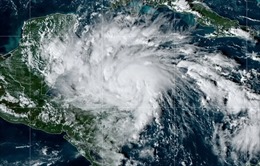 Bão nhiệt đới sẽ Lisa mạnh lên, đe dọa khu vực Caribe